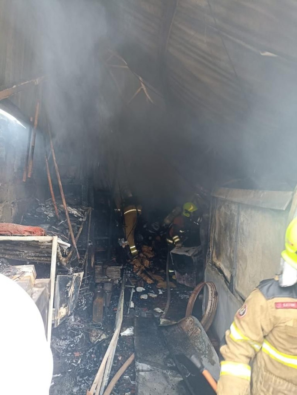Fogo destruiu depósito do restaurante — Foto: Divulgação Corpo de Bombeiros Acre