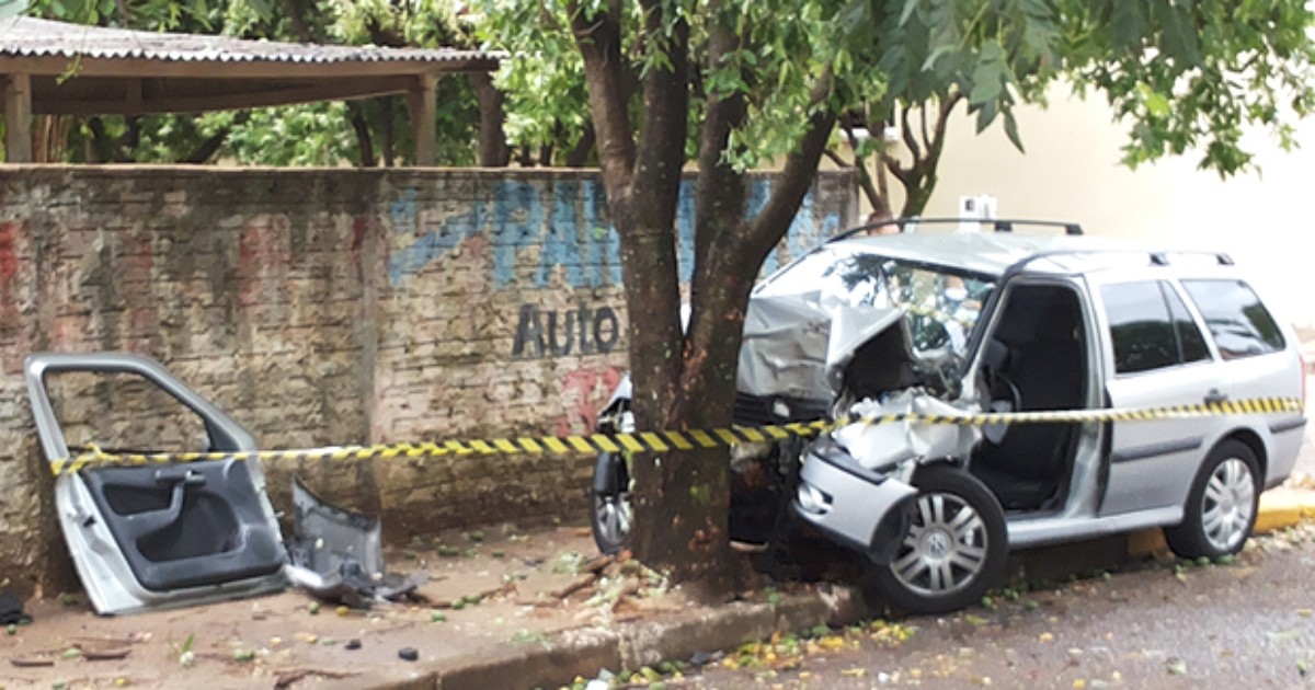 G1 Motorista Perde Controle E Bate Em árvore No Centro De Dracena