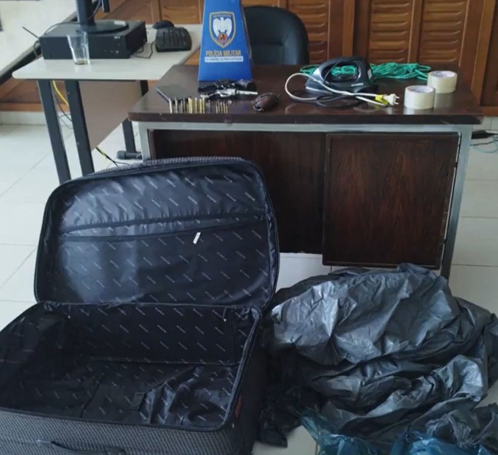 Polícia encontrou uma mala, sacos pretos e fitas adesivas na casa onde a mulher seria esquartejada. — Foto: Reprodução/TV Gazeta
