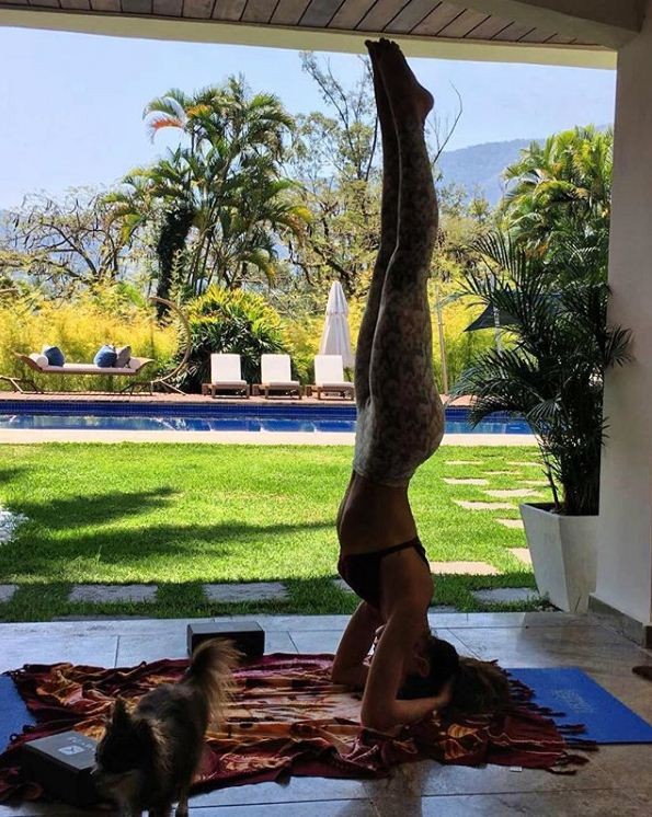 Isis Valverde arrasa em posição de ioga (Foto: Reprodução/Instagram)