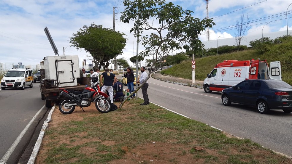 Motorista foi reanimado pelo Samu, apÃ³s ter mal sÃºbito na avenida Prudente de Morais, em Natal â€” Foto: SÃ©rgio Henrique Santos/Inter TV Cabugi