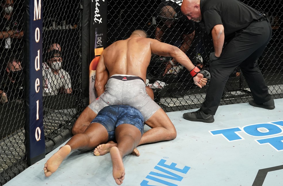 Alistair Overeem desfere os golpes que nocautearam Walt Harris — Foto: Getty Images