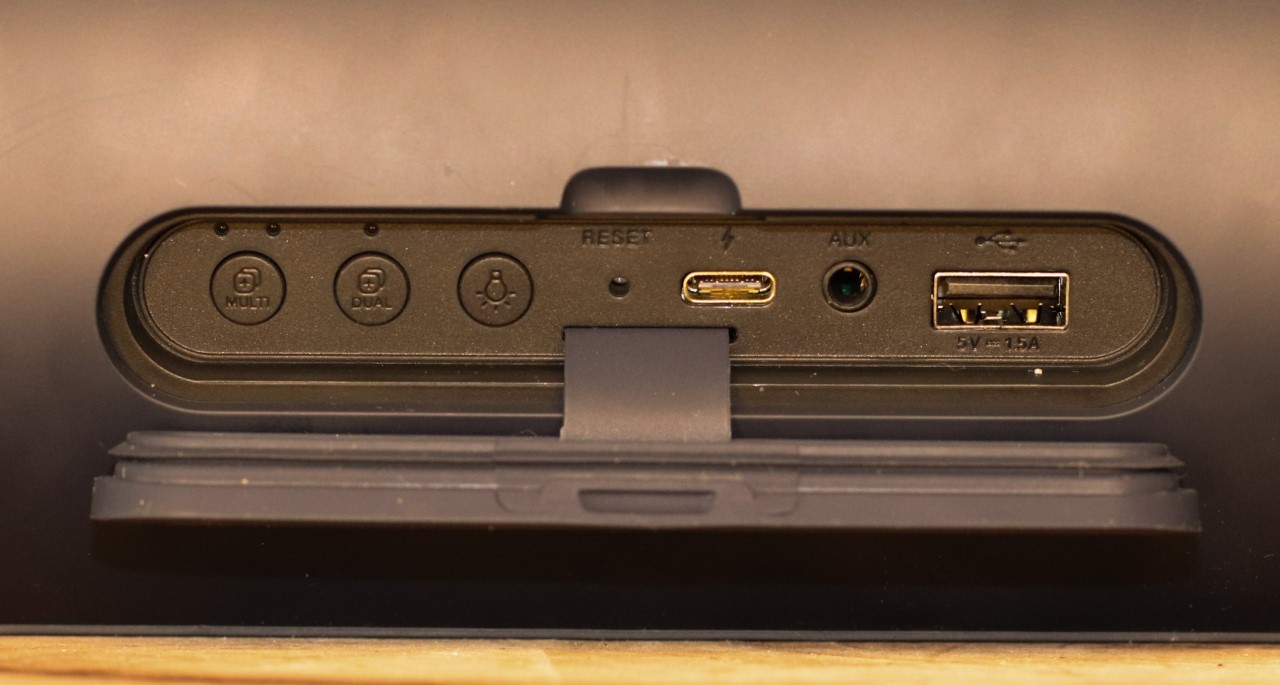 A parte traseira da PL7 conta com entrada USB para colocar pendrive ou carregar o seu celular como um Power Bank (Foto: Ernesto Xavier)