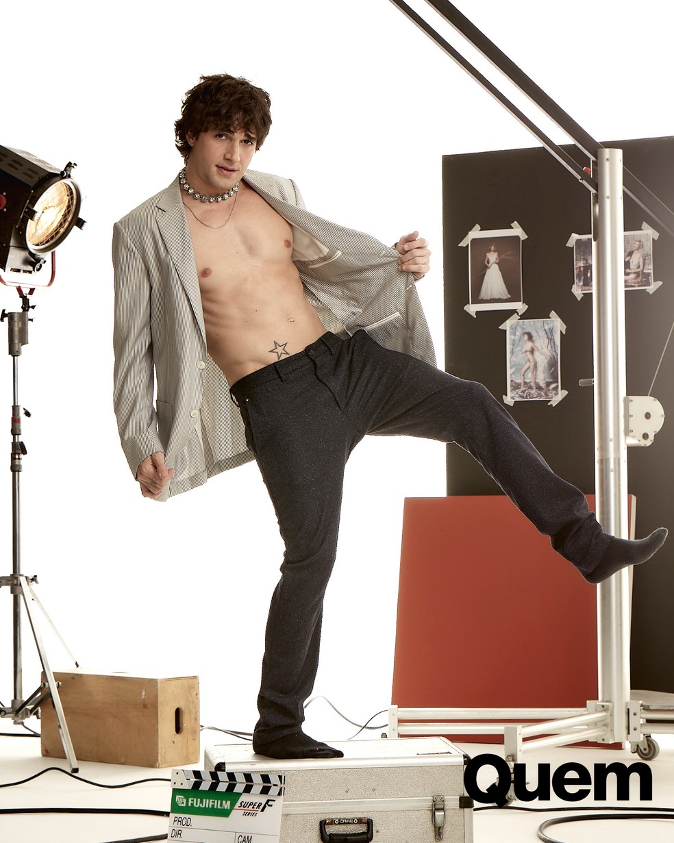Fiuk usa palet&oacute; Acervo, cal&ccedil;a Tommy Hilfiger e choker Hector Albertazzi &mdash; Foto: Gustavo Arrais/Quem