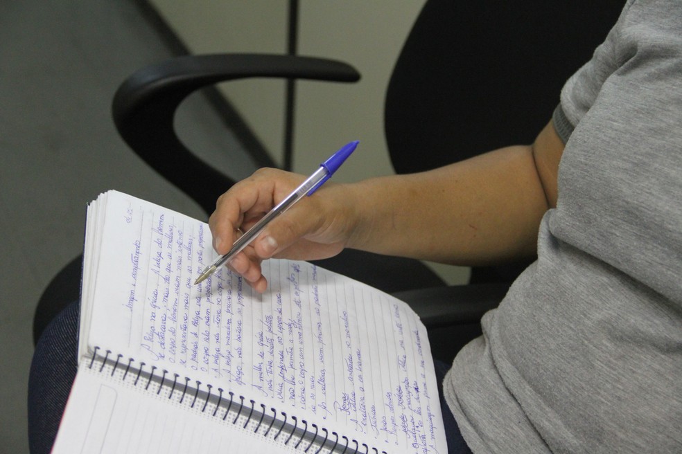 Estudante acompanha anotações em caderno, em imagem de arquivo — Foto: Dani Fechine/G1