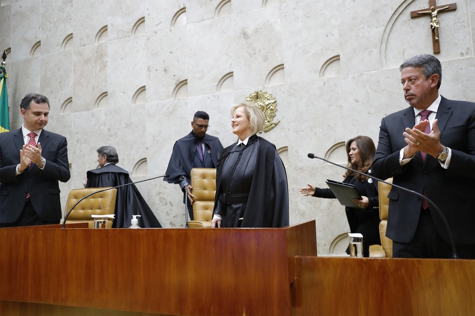 Os presidentes do Senado, Rodrigo Pacheco (PSD-MG), e da Câmara, Arthur Lira (PP-AL), acompanham a cerimônia de posse de Rosa Weber como presidente do STF