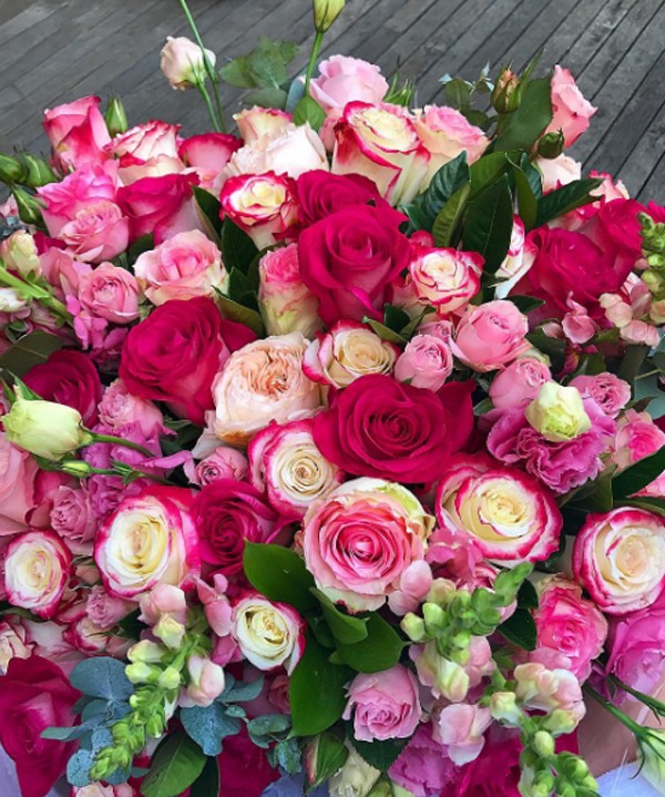Marina Ruy Barbosa recebe flores de Xandinho Negrão no Dia dos Namorados (Foto: Reprodução / Instagram)
