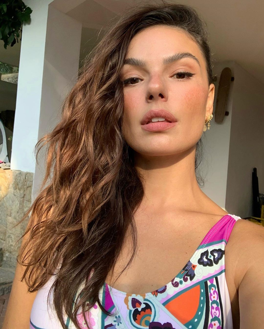 Isis Valverde posa com marido e filho em momento relax - Quem QUEM News