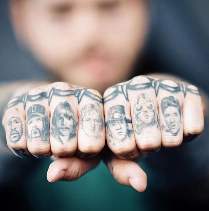 Tatuagens de Post Malone. Kurt Cobain está na mão esquerda, ao lado de Elvis Presley (Foto: divulgação)