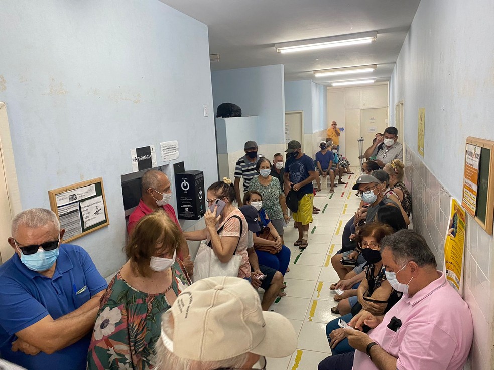 Com forte movimento nesta segunda-feira (12), a UBS São João não estava aplicando a D1 contra a Covid-19 em crianças — Foto: Pedro Trindade/Inter TV Cabugi