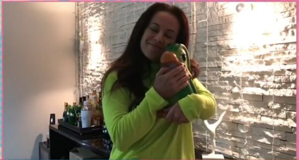 Produtora assistente, Andréia Stefaneli faz homenagem a Tom Veiga com boneco do Louro José — Foto: Reprodução/TV Globo