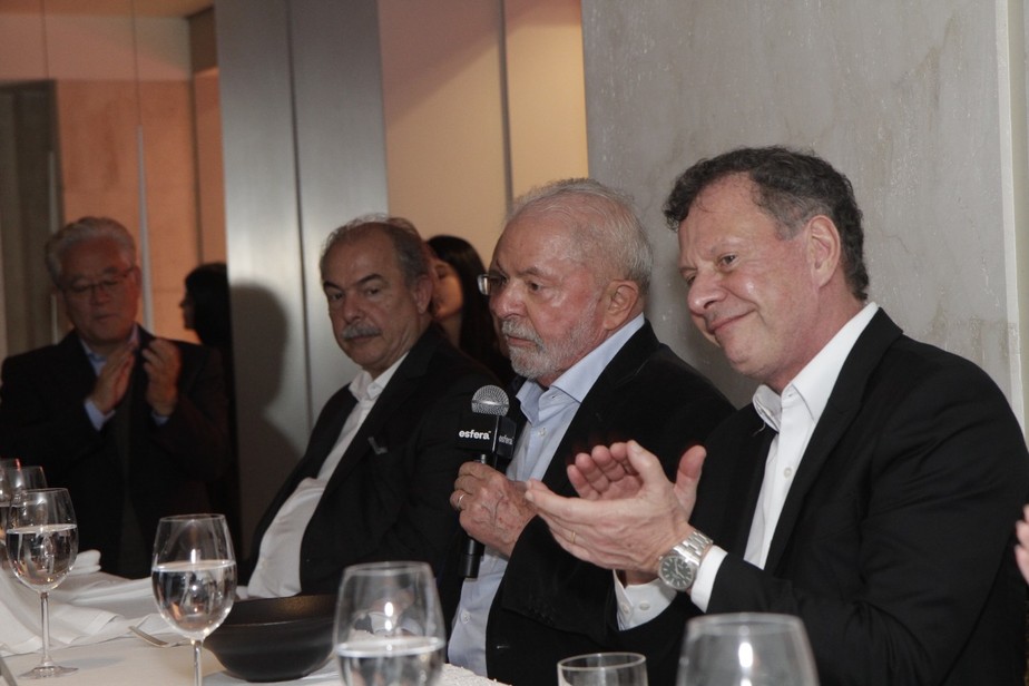 Lula discursa no jantar da Esfera, entre Mercadante e João Camargo