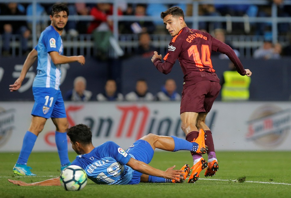 Coutinho toca de letra para marcar um dos gols da vitória do Barça sobre o Málaga (Foto: Jon Nazca/Reuters)