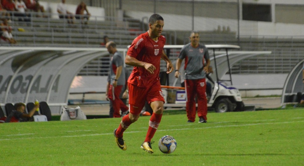 Meia tem liberdade para se movimentar em campo e alternar posições com os companheiros — Foto: Gustavo Henrique/ Ascom CRB