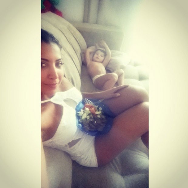 Priscila Pires e Gabriel no sofá (Foto: Reprodução/ Instagram)