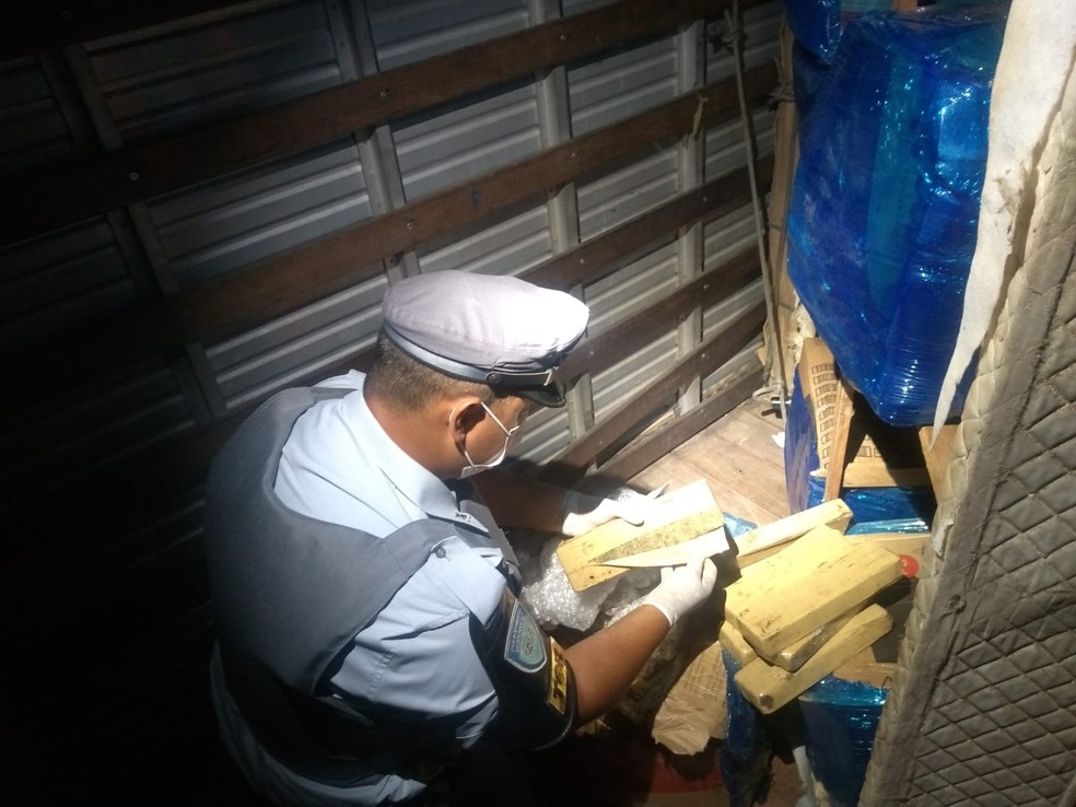 Droga apreendida em Itatinga estava em caixas no baú de um caminhão — Foto: Polícia Rodoviária/ Divulgação