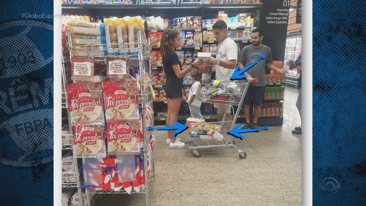 Gente como a gente: Suárez é visto em supermercado com a família