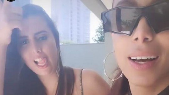 Anitta faz 'after' com amigas em casa depois de megafesta de aniversário