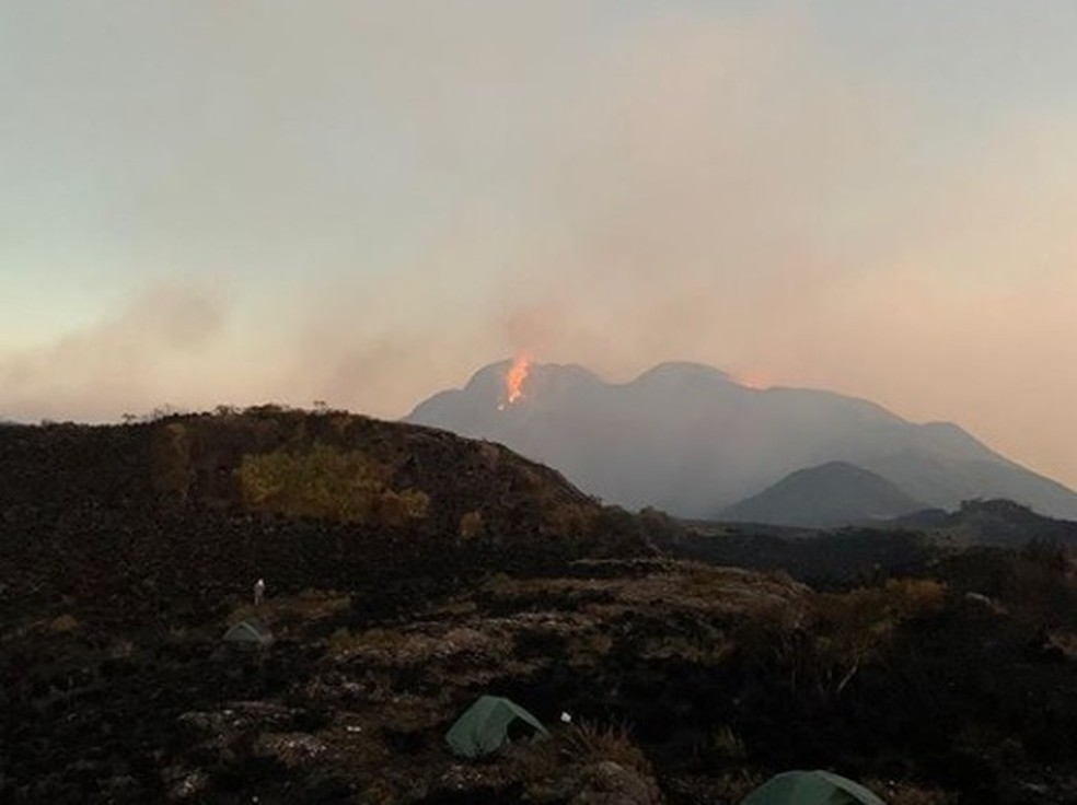 Ap&oacute;s mais de 24 horas Bombeiros seguem combate a inc&ecirc;ndio no pico mais alto de S&atilde;o Paulo &mdash; Foto: Corpo de Bombeiros/Reprodu&ccedil;&atilde;o