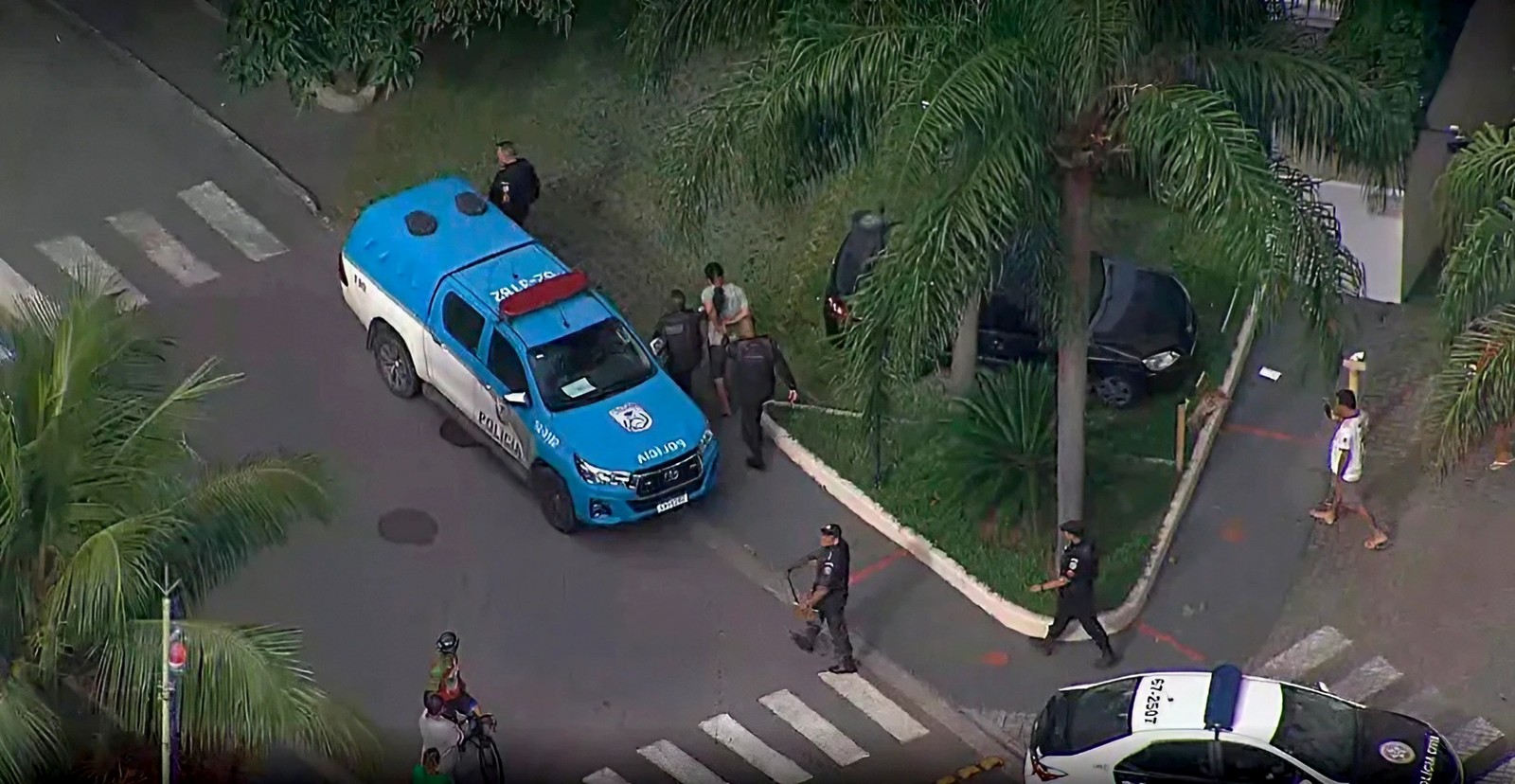 Homem é preso suspeito de matar a mulher e os filhos no Recreio — Foto: Reprodução / TV Globo