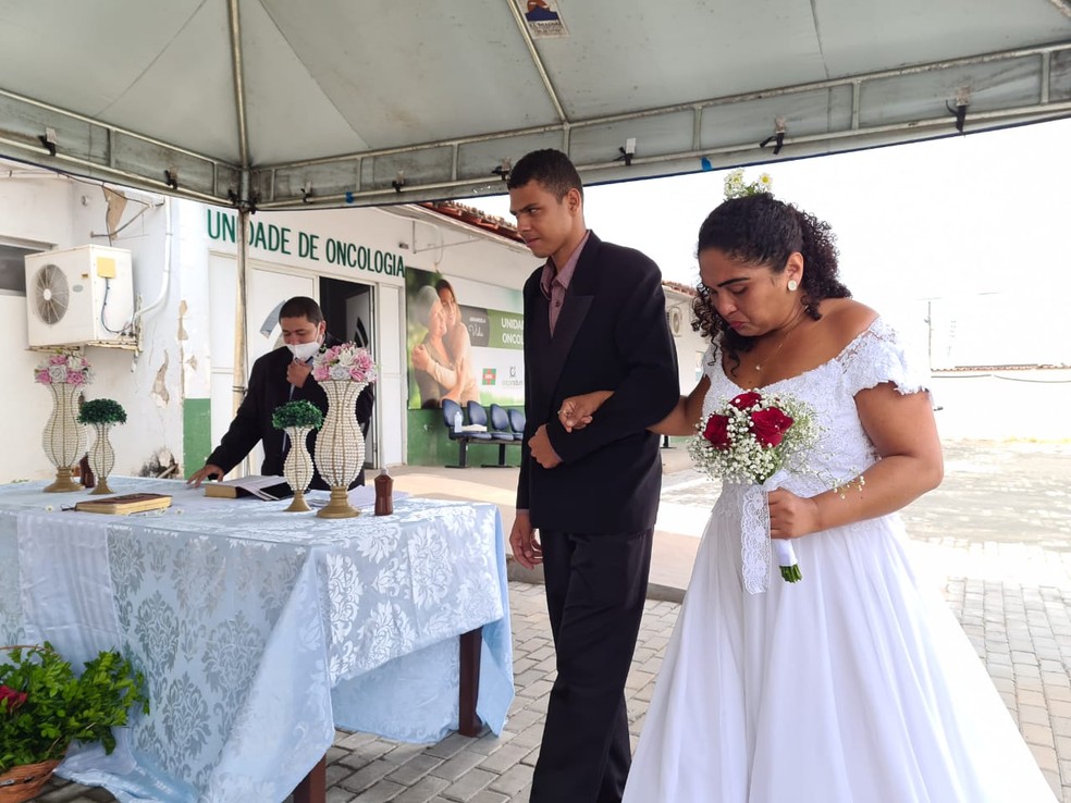 Noiva ao lado do enteado durante casamento no Hospital Regional de Araguaína — Foto: Divulgação