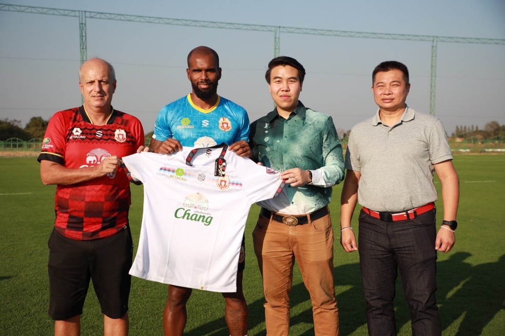 Luiz Antonio assina contrato com o Lamphun Warriors, da Tail&acirc;ndia &mdash; Foto: Lamphun Warriors