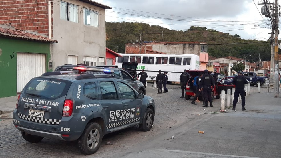 Guarda Municipal e Pol&iacute;cia Militar desfazem bloquinho no bairro de Cidade Nova, em Natal &mdash; Foto: S&eacute;rgio Henrique Santos/Inter TV Cabugi