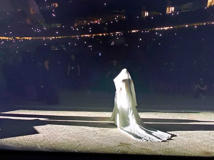 Kim Kardashian vestida de noiva no show de Kanye West (Foto: divulgação)
