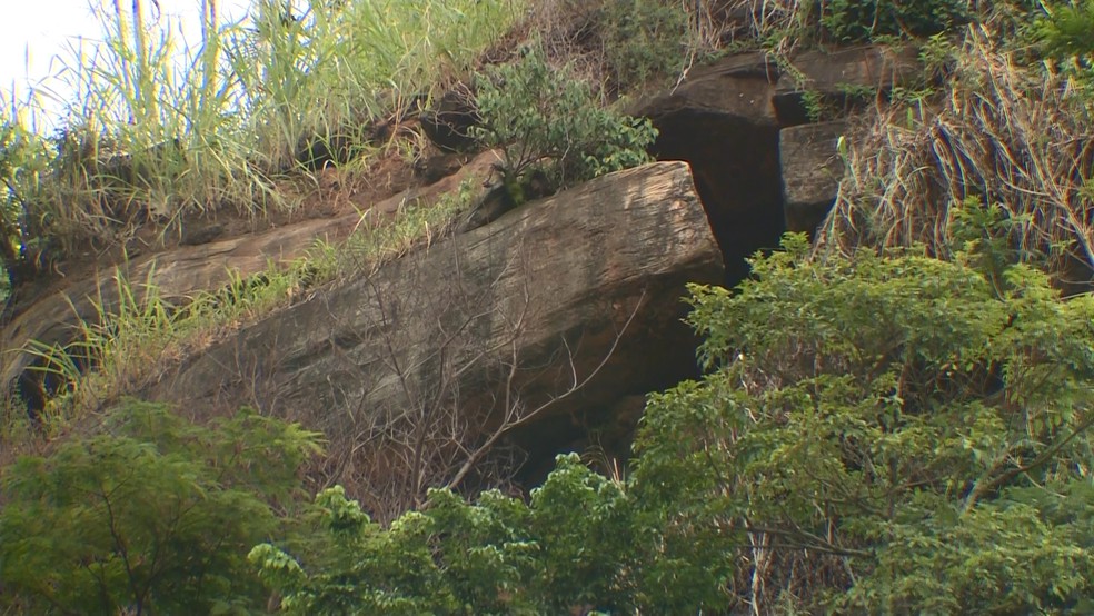 Pedra se solta e pode rola para cima de casas, em Mimoso do Sul, no ES  â Foto: ReproduÃ§Ã£o/ TV Gazeta 