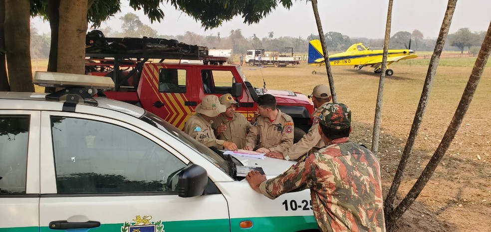 Equipe de combate a incêndio discute ações — Foto: Corpo de Bombeiros/Divulgação