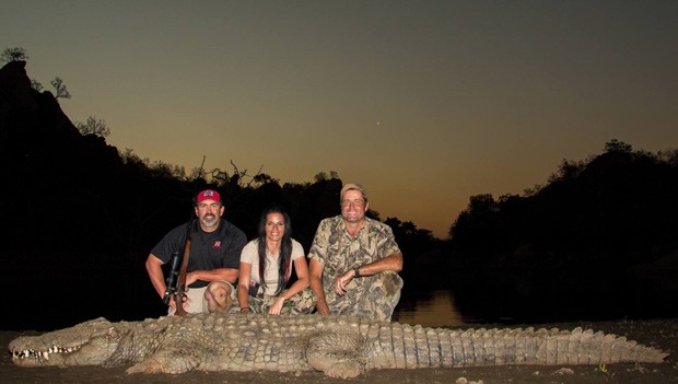 Juntos com outros praticantes de caça, a americana posa ao lado de um enorme crocodilo morto (Foto: Reprodução / Facebook)