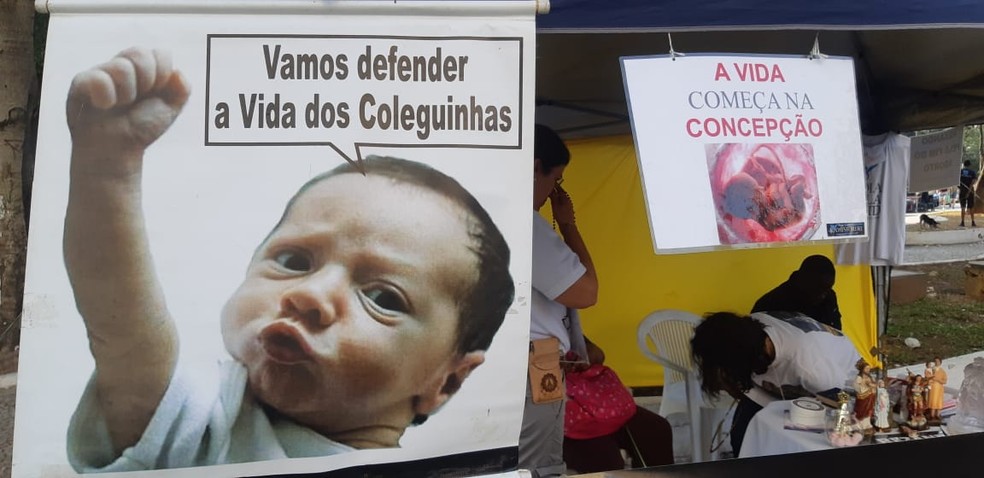 Tenda de manifestantes contra aborto foi montada na frente do Hospital Pérola Byinton — Foto: Bárbara Muniz Vieira/G1