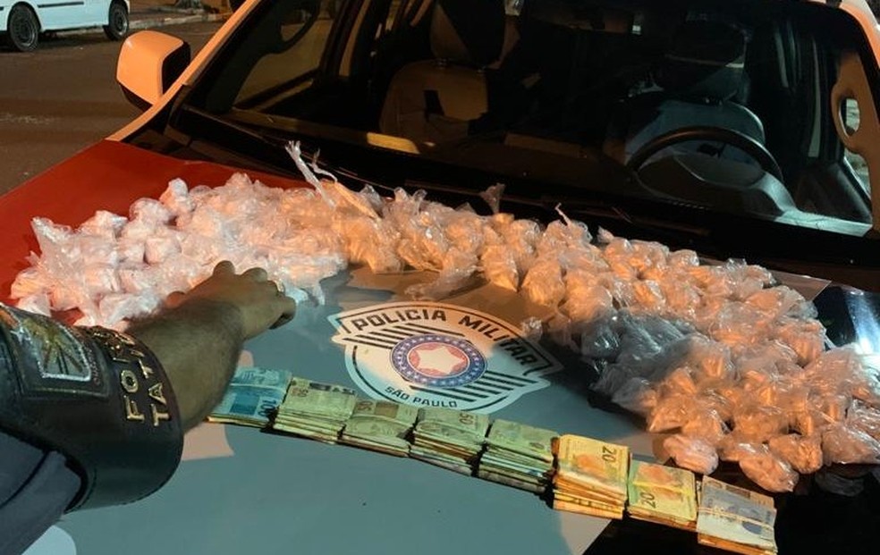 Homem &eacute; preso com mais de 2,2 mil pinos de coca&iacute;na escondidos em apartamentos de Bauru &mdash; Foto: Pol&iacute;cia Militar/Divulga&ccedil;&atilde;o