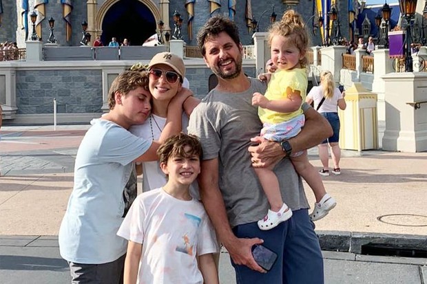 Claudia Leitte e Márcio Pedreira viajam com os filhos para a Disney (Foto: Reprodução/Instagram)