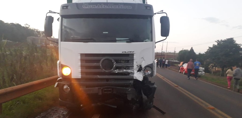 Motorista do caminhão se feriu sem gravidade — Foto: Divulgação / Batalhão Rodoviário de Nonoai