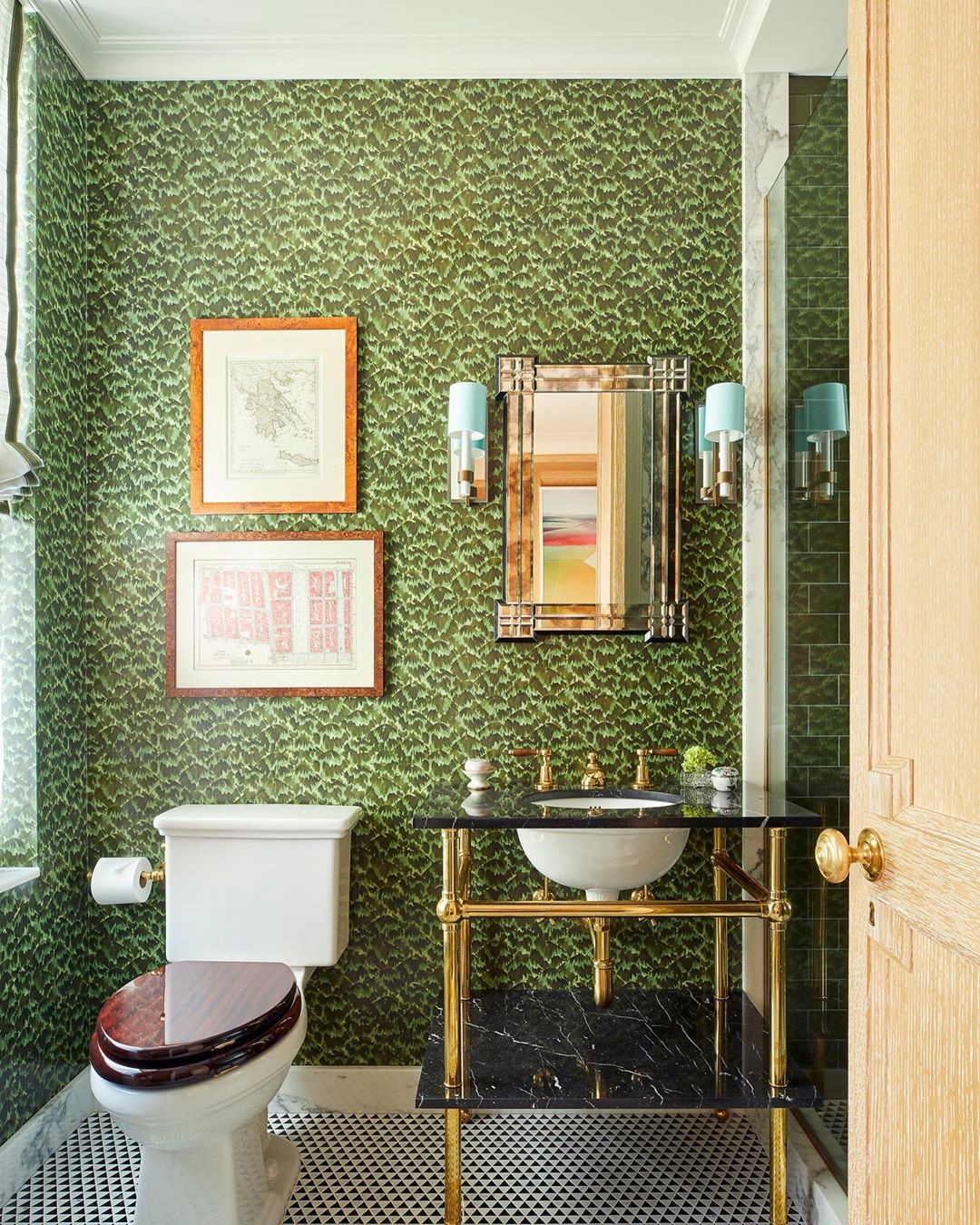 Décor do dia: banheiro com papel de parede verde e azulejo geométrico (Foto: Divulgação)