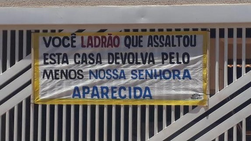 Faixa foi colocada no portão da casa de família em Araçatuba  — Foto: Arquivo pessoal 
