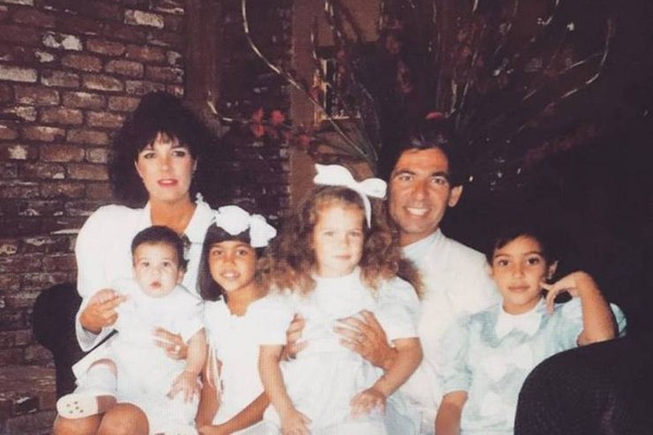 Kris Jenner com seu primeiro marido, o advogado Robert Kardashian, e os quatro filhos deles: Rob Kardashian, Kourtney Kardashian, Khloé Kardashian e Kim Kardashian (Foto: Reprodução / Instagram)