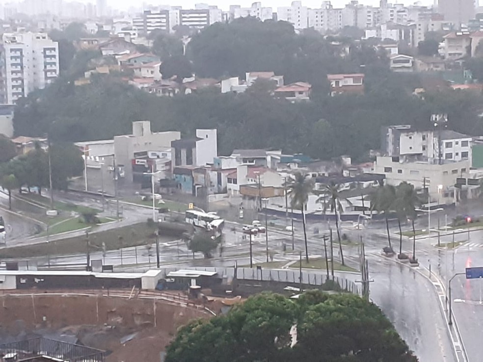C&eacute;u nublado e muita chuva predominam em Salvador nesta sexta-feira (22) &mdash; Foto: Gabriel Oliveira/G1
