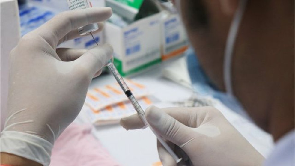 Vacina da AstraZeneca é a única disponível no sistema privado no momento — Foto: BBC/MR.WUTTISAK PROMCHOO/GETTY IMAGES