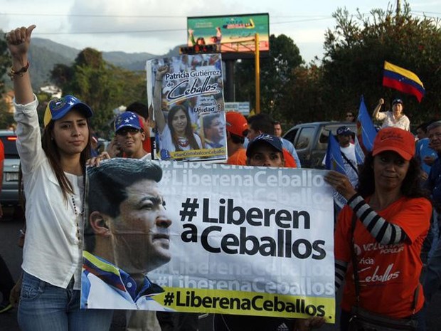 Patricia de Ceballos se une a manifestantes para pedir a libertação de seu marido, Daniel Ceballos, na Venezuela, em 23 de maio (Foto: Reuters/Carlos Eduardo Ramirez )