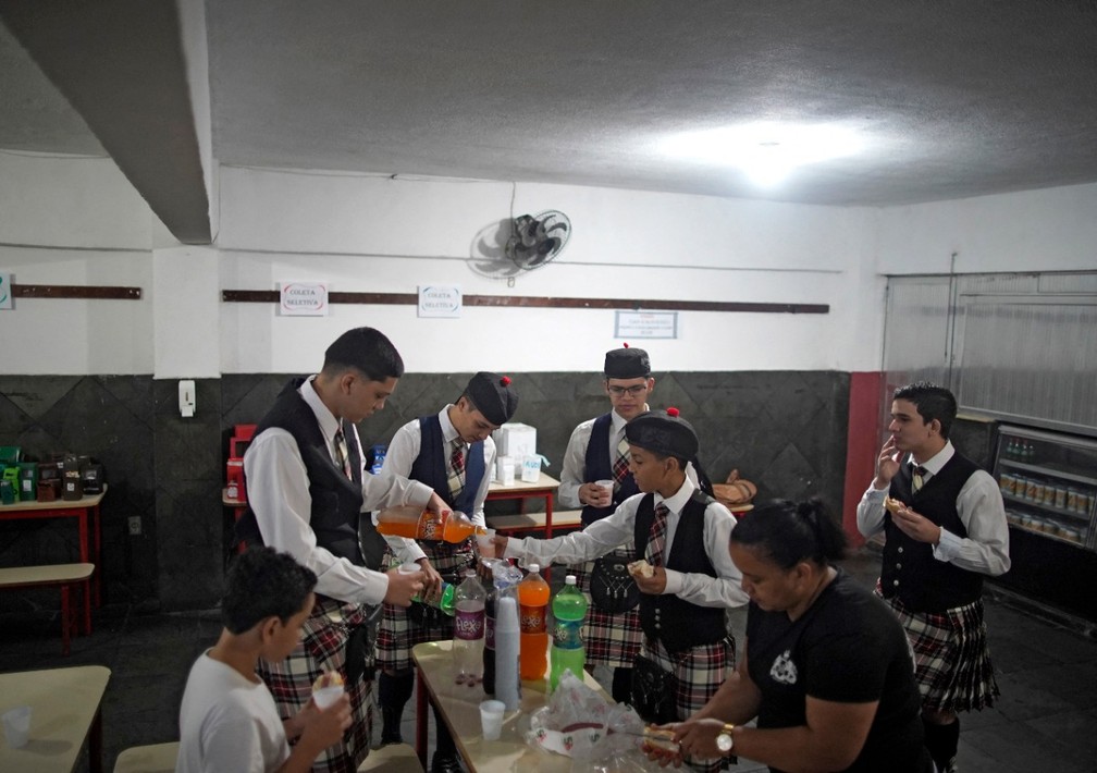 Jovens de escola de São Gonçalo fazem apresentações com gaitas de fole — Foto: MAURO PIMENTEL/AFP