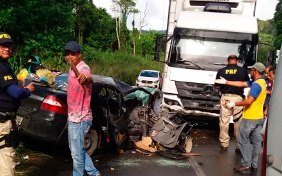 Acidente entre carro e caminhão aconteceu perto de Arataca (Foto: Arquivo pessoal)