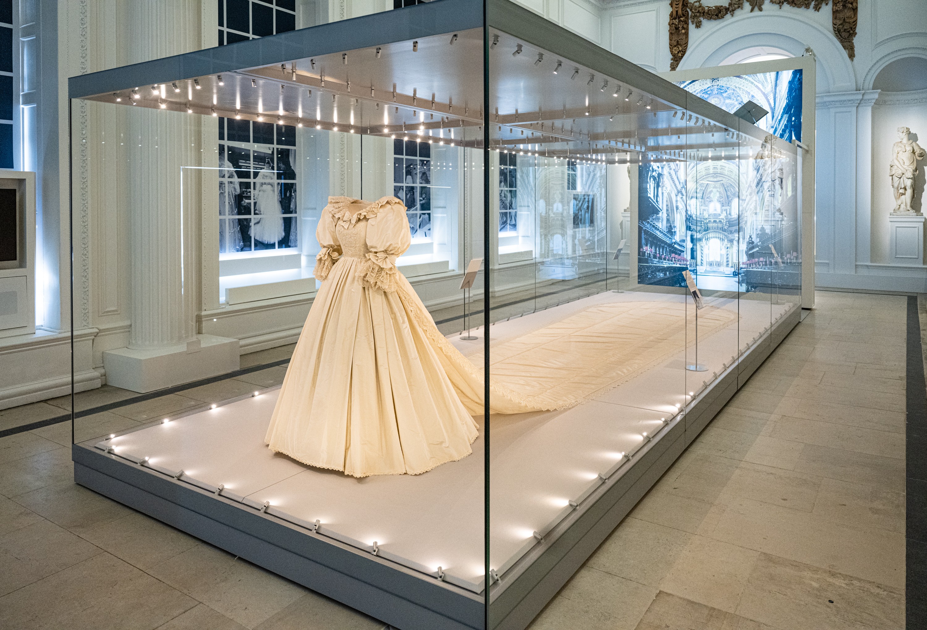 O vestido de casamento da Princesa Diana (1961-1997) em exposição no Palácio de Kensington (Foto: Getty Images)