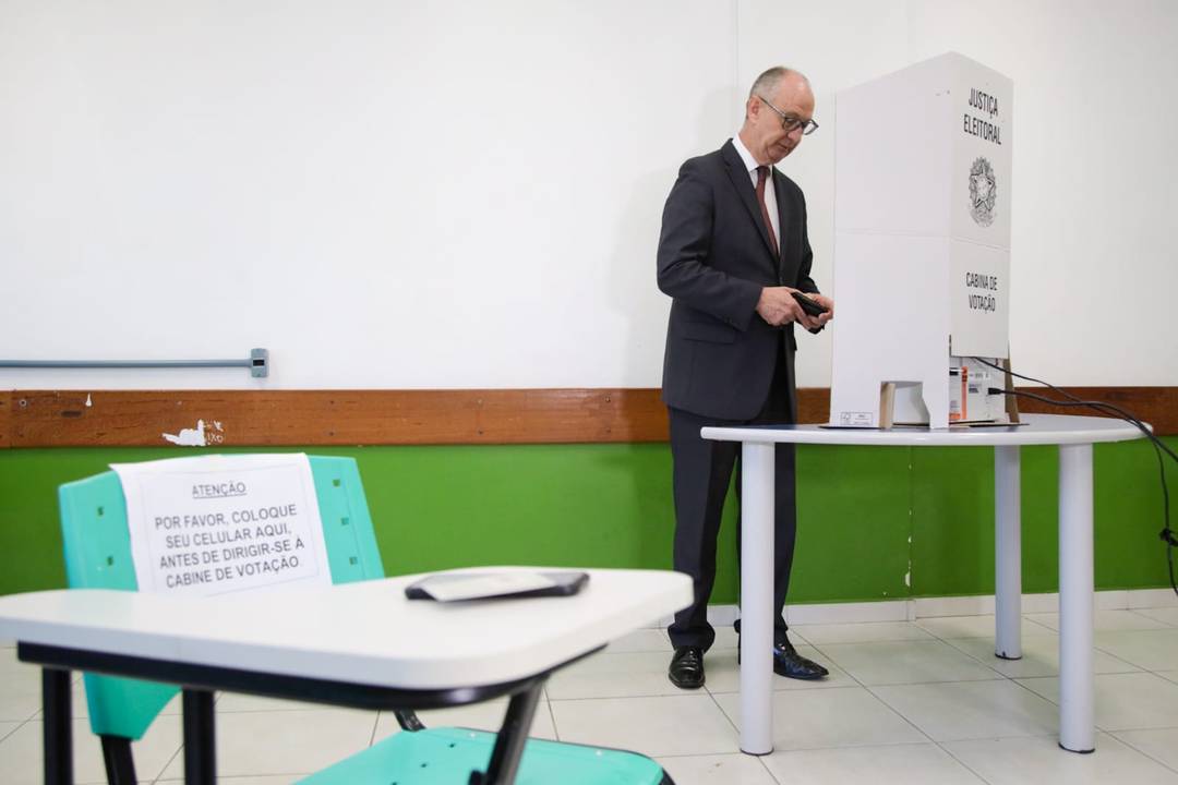 Presidente do TRE-SC, Leonardo Brüggemann, vota em Florianópolis