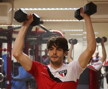Direção promete investir em mais estrelas, mas não crê que Kaká ficará