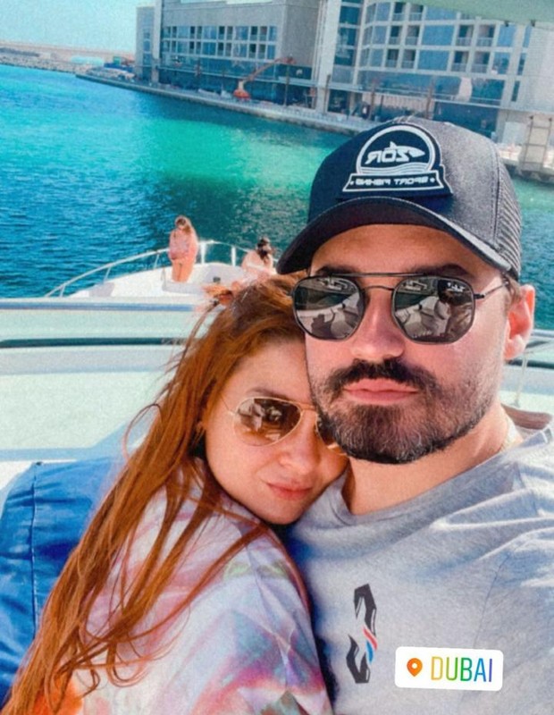 Maiara e Fernando fazem passeio de barco em Dubai (Foto: Reprodução/Instagram)