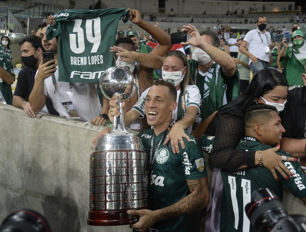 Breno Lopes com a taça da Libertadores da América — Foto: André Durão