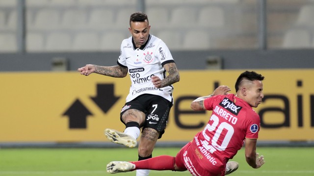 Luan finaliza para fazer primeiro do Corinthians contra o Huancayo