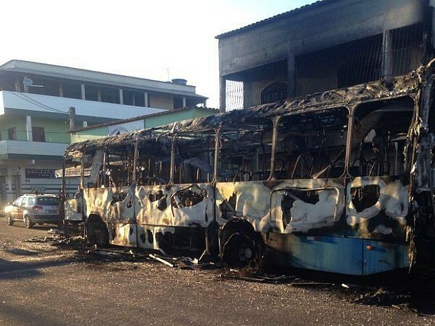 Grupo para ônibus no Espírito Santo, manda passageiros descerem e ateia fogo (Foto: Leandro Tedesco/ TV Gazeta) Grupo para ônibus no Espírito Santo, manda passageiros descerem e ateia fogo (Foto: Leandro Tedesco/ TV Gazeta)